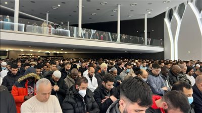 مصري بفرنسا: نقدم بالمساجد 200 وجبة إفطار يوميًا.. والتراويح عادت روحانياتها بين المسلمين