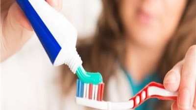 هل بلع معجون الأسنان يفطر في رمضان.. الإفتاء تجيب 