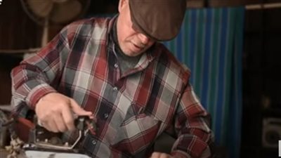 أقدم مكوجي بالقاهرة: المهنة مبتغنيش.. لكن بتستر | فيديو