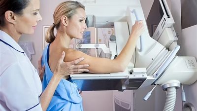 علامات الإنذار المبكر لسرطان الثدي يمكن رصدها في حليب الأم.. تعرف على التفاصيل