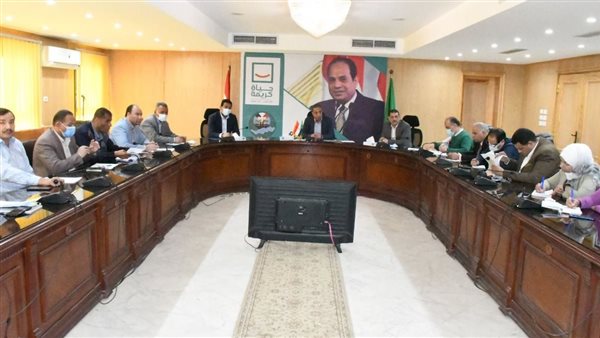 محافظ الفيوم يُناقش