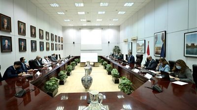 خالد العناني يجتمع مع قيادات بعض الوزرات لاسترداد القطع الأثرية المهربة