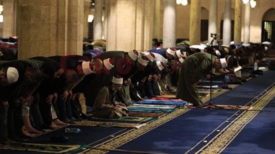 العشرات يؤدون صلاة التراويح في مسجدي الأزهر والحسين رابع أيام رمضان | بث مباشر