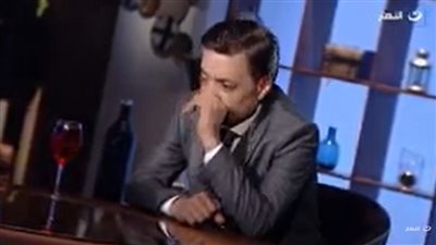 طارق الشيخ يبكي على الهواء: أصبت بانهيار عصبي بسبب مراتي وعيالي