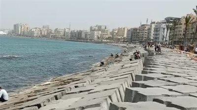 ارتفاع الأمواج يتسبب في إغلاق ميناء العريش البحري.. وطقس ربيعي معتدل بالإسكندرية | بث مباشر 