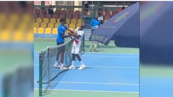 لاعب يصفع منافسه