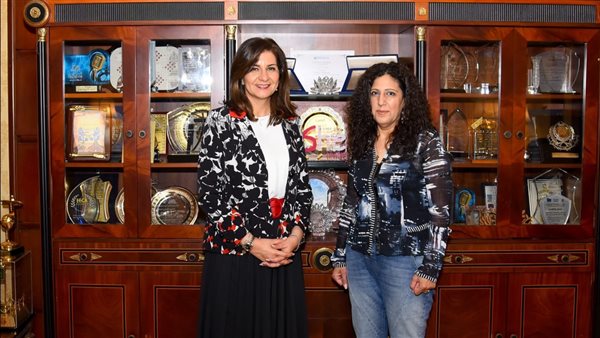 وزيرة الهجرة مع إيريني