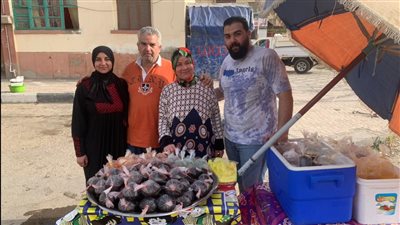 كفاح من نوع خاص.. حكاية أسرة تعمل في بيع العصير ببورسعيد | صور وفيديو