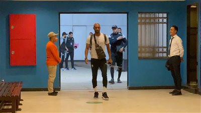 وصول لاعبي الزملك وبيراميدز ملعب الدفاع الجوي لبدء مواجهتهما في الدوري | صور