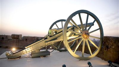 الأزهر للفتوى يحسم الجدل حول حكم الأكل والشرب بعد إطلاق مدفع الإمساك