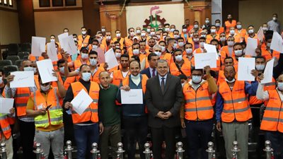 سعفان يسلم 11300 وثيقة تأمين للعمالة غير المنتظمة بشركة أوراسكوم