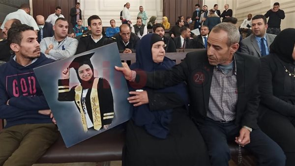  أسرة فتاة المول