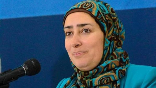 عميدة فنون تطبيقية