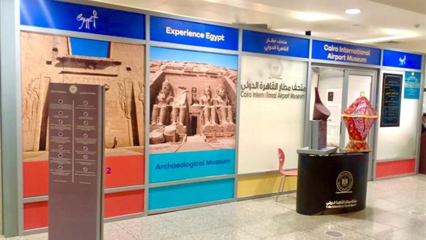  وضع عدد من اللوحات