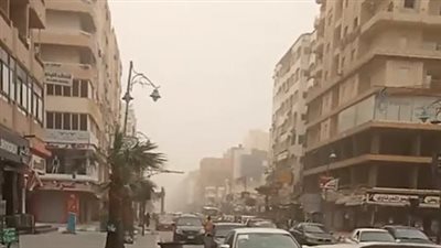 تسببت في انعدام الرؤية الأفقية.. عاصفة رملية تضرب محافظة مطروح بشكل مفاجئ | بث مباشر 