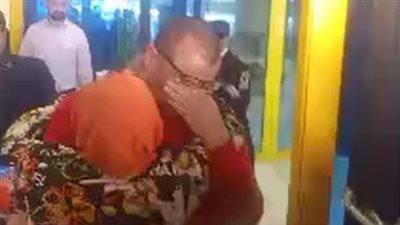بالدموع والزغاريد.. أسرة المهندس علي أبو القاسم يستقبلونه بعد سنوات سجنه بالسعودية | بث مباشر 