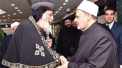 شيخ الأزهر يعزي البابا تواضروس في وفاة الأنبا باخوميوس