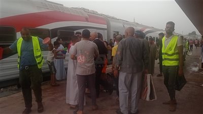 ضيوف الرحمن.. شباب دشنا يقدمون وجبات إفطار للصائمين في محطة السعادة │ صور