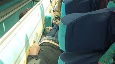 مصرع 3 سائحين وإصابة 11 آخرين في انقلاب أتوبيس جنوب البحر الأحمر| صور