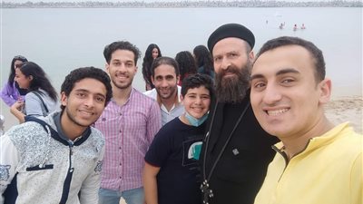اللقطة الأخيرة.. القمص إرسانيوس مع شباب الكنيسة بأحد شواطئ الإسكندرية قبل مقتله على يد مسن