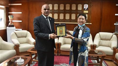 لبحث سبل التعاون.. رئيس جامعة الأقصر يستقبل مدير فصل كونفشيوس 