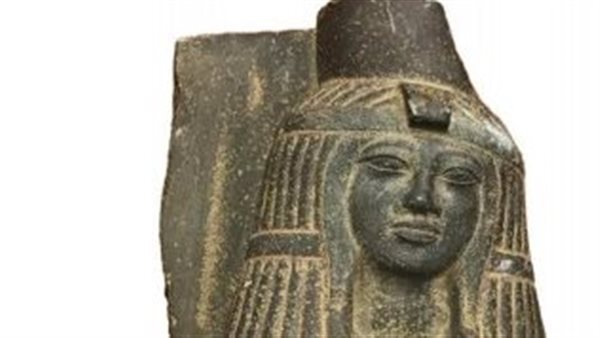 تمثال لسيدة من الحجر