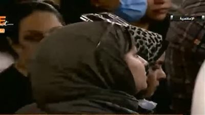 الدم واحد.. مسلمون وأقباط يودعون كاهن الإسكندرية ويشاركون في صلاة الجنازة داخل الكنيسة المرقسية