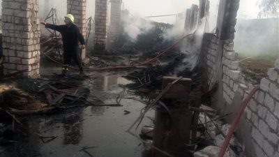 اختناق عاملين بحريق عنبر دواجن بكفر شكر | صور