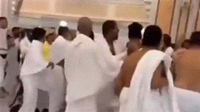 مشاجرة بالأيدي في الحرم المكي تثير حالة من الجدل.. والمتابعون: احترموا المكان اللي أنتم فيه |فيديوجراف