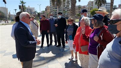 محافظ بورسعيد يلتقي عددًا من السائحين خلال زيارتهم لساحة الشهداء |صور