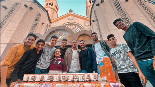 أقباط بورسعيد يوزعون