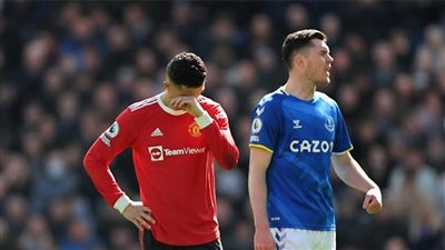 مانشستر يونايتد يحقق في حادثة تحطيم كريستيانو رونالدو لهاتف أحد المشجعين