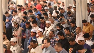 في ثامن أيام رمضان.. العشرات يؤدون صلاة التراويح بمسجدي الحسين ورياض الصالحين | بث مباشر