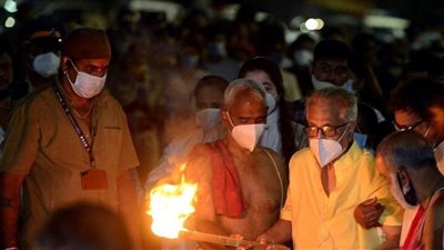 حدث لبس.. تفاصيل عودة مواطن هندي إلى منزله بعد مرور يوم على دفنه | فيديو