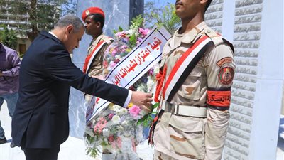 في عيدها القومي.. محافظ سوهاج يضع إكليل الزهور على النصب التذكاري للشهداء| صور