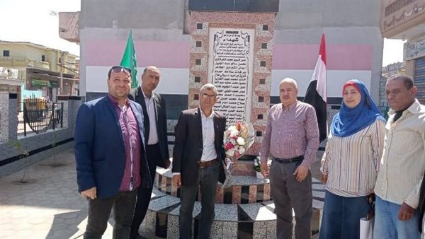 وضع الزهور على النصب