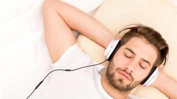 سماع الأغاني _ تعبيرية