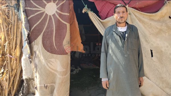 إبراهيم أمام الكوخ