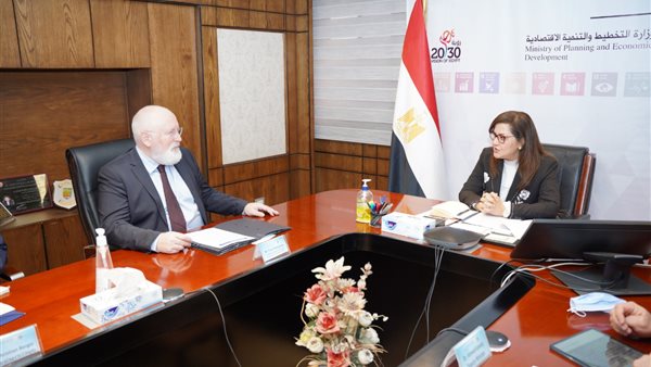 وزيرة التخطيط ونائب