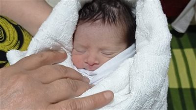 العثور على رضيع داخل كرتونة ملقاة في أحد الشوارع بالمحلة | صور