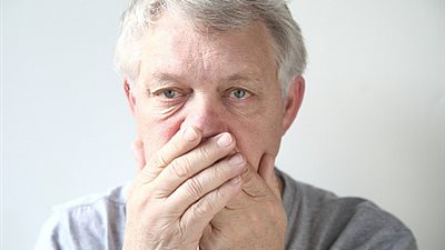 تغير الهرمونات في سن اليأس من أسباب الرائحة الكريهة للفم