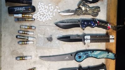 إحباط تهريب مواد مخدرة وأسلحة بيضاء بمطار القاهرة