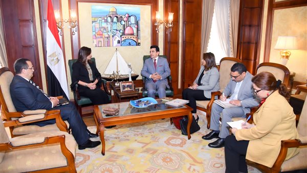 وزيرة الهجرة تلتقي