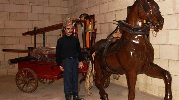 أول عربة إطفاء يدوية