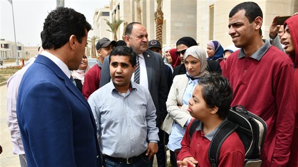 أشرف صبحي يلتقي مجموعة