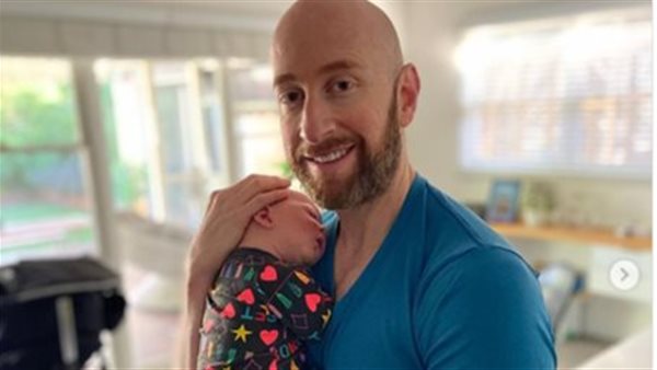 الطبيب المثلي وطفله