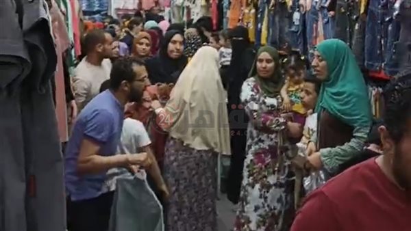 إقبال المواطنين علي