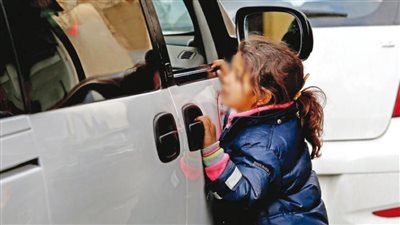 استعجال تحليل DNA لـ 3 أطفال استغلتهم سيدتان في التسول بالمرج