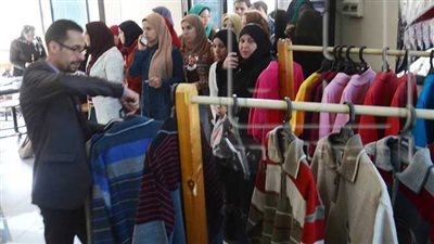 بث مباشر | وسط بهجة وفرحة.. إقبال كبير من المواطنين لشراء ملابس العيد في المنيا