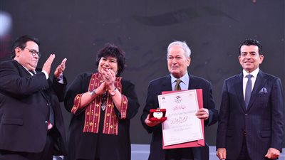 خلال افتتاح فعاليات هل هلالك.. وزيرة الثقافة تكرم عددا من الفنانين وأبطال أكتوبر في الأوبرا | صور